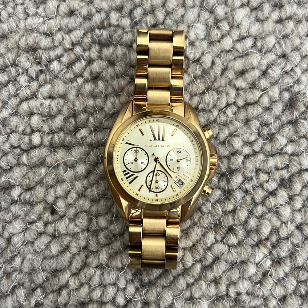 Micheal Kors watch never warn!